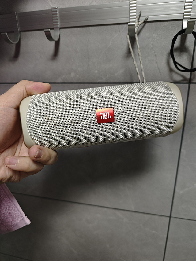 三年的JBL flip音乐万花筒无线蓝牙音响