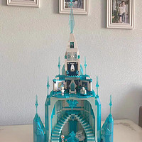 乐高迪士尼冰雪城堡积木摆件是一款非常精美的积木玩具，它以迪士尼的冰雪城堡为原型