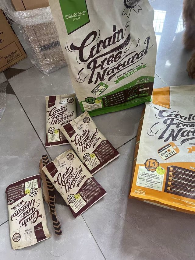 大玛仕鸭肉梨狗粮是一款针对狗狗的健康和营养需求而设计的狗粮。