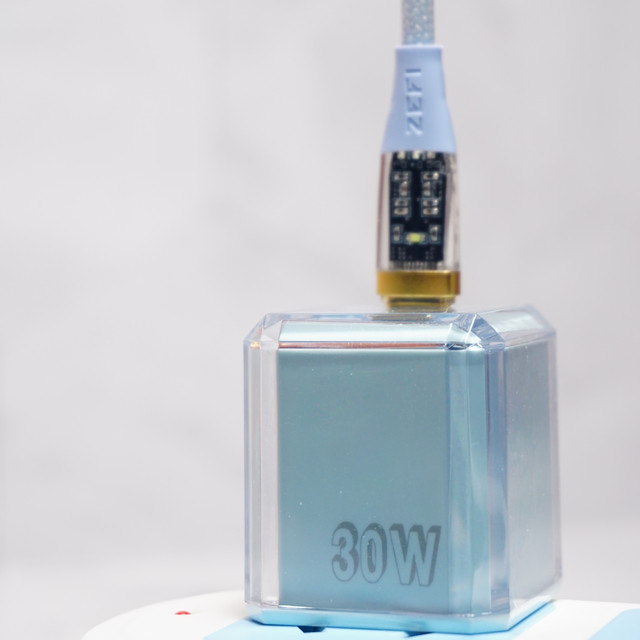 小巧精致，快充不伤机：战飞ZEFI冰精灵充电器体验