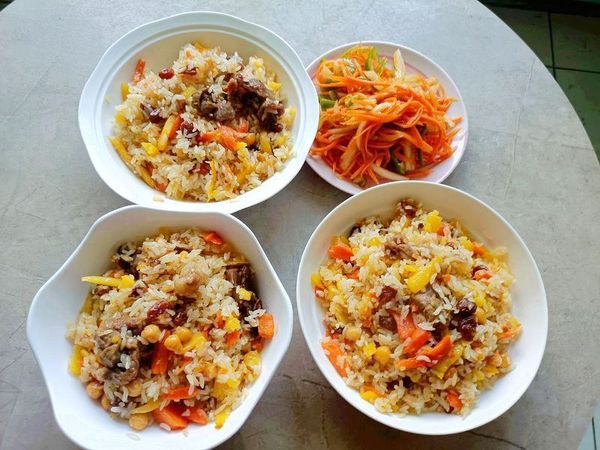 冬天太冷了，吃我们新疆抓饭，滋补又暖和