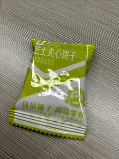 良品铺子芝士夹心饼干