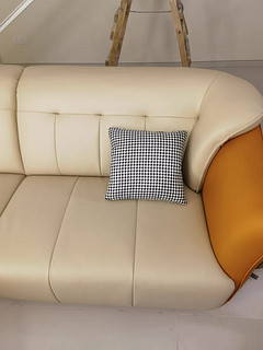 轻奢之选：品牌真皮沙发，现代简约风的客厅新定义