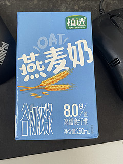 12块一箱买了两箱伊利燕麦奶