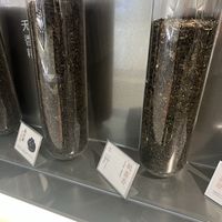 喜茶的茶叶就这么大方方的摆着，大家可以冲一把