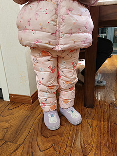 母婴童装 篇八：丽婴房羽绒裤：时尚与保暖的完美结合
