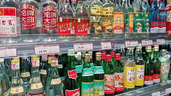 国内3款“裸瓶酒”，虽然相貌平平，但都是纯粮食酒，你喝过几个