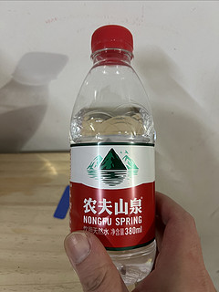 气温零下5度的包邮区，我买了一瓶农夫山泉矿泉水，喝了几口！