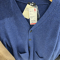 优衣库的柔软绵羊毛V领针织开衫外套原价249的，现在149元了，尺码还齐全