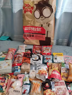 三只松鼠巨型零食大礼包：品尝海量美食，畅享超值体验!