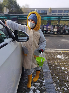 南方的小雪，带上小铲子来楼下挖呀挖