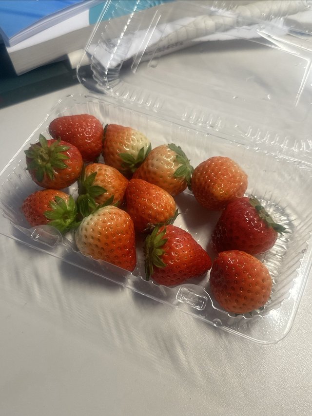 来一盒草莓🍓酸酸甜甜！