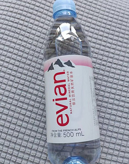 依云（evian）法国原装进口 依云矿泉水饮用水 330ml*24瓶 高端硬瓶版整箱装