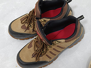 穿上温暖的劳保靴，雪地和石头地都可以放心走呀。