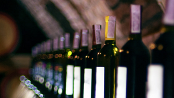 杭州这家酒商最近被罚了10万元，原因是54瓶进口葡萄酒未贴中文标签...