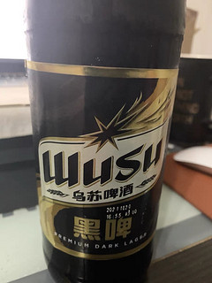 它采用优质原料酿造，口感浓郁，酒精度数较高，非常适合喜欢烈性酒的消费者。