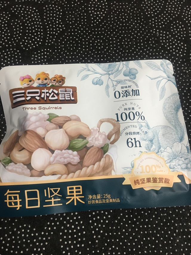 过年在家一边吃美味的坚果，一边看电视真爽快