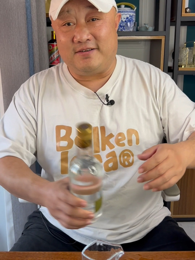 老北京特产京味厚礼菊花白酒，浅尝一口，菊香酒香本草香，香味协调，过节送礼是一个很不错的选择