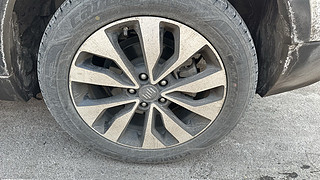 轮胎破了这个轮胎什么型号是经济轮胎吗