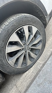 轮胎破了这个轮胎什么型号是经济轮胎吗