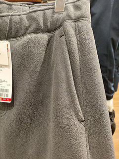 优衣库防风摇粒绒长裤：男装女装皆宜，保暖挡风，舒适卫裤，让你温暖过冬。