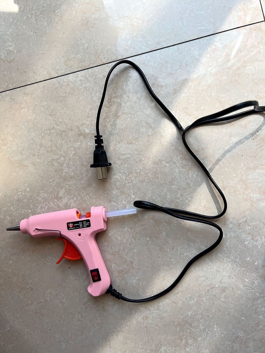 热熔枪收到了,我擦上电二分钟擦上胶棒试了试马上就出胶了,胶枪