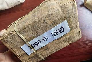 今天收拾仓库，翻出来了90年的茶砖，发霉了