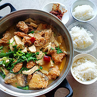 豆腐炖鱼配黄豆酱和米饭，做晚餐真好吃