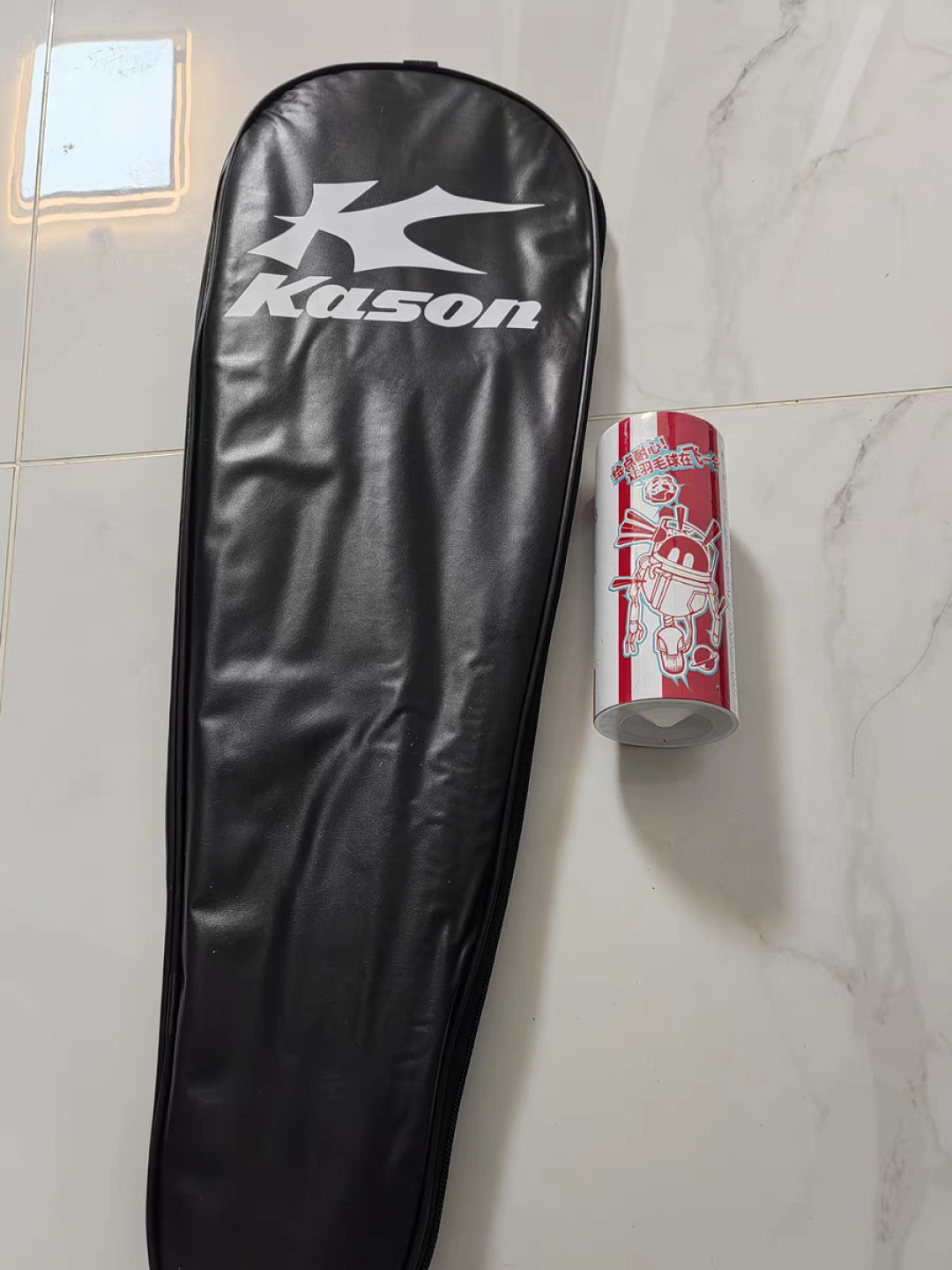 李宁凯胜羽毛球拍是一款高品质的羽毛球拍套装,适合专业或业余选手