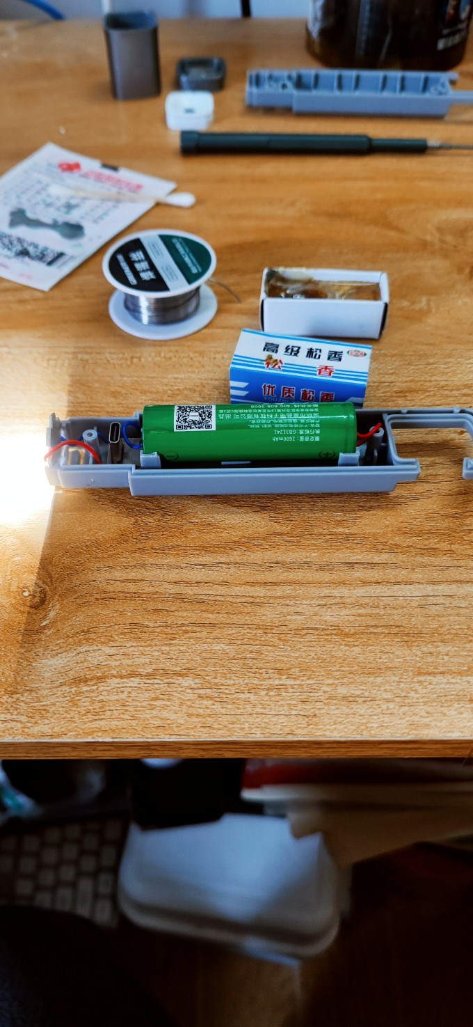 第二只微笑鲨手电筒换电池突然发现很简单了