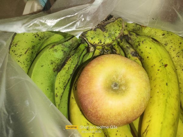 听说香蕉跟苹果放一起比较容易熟