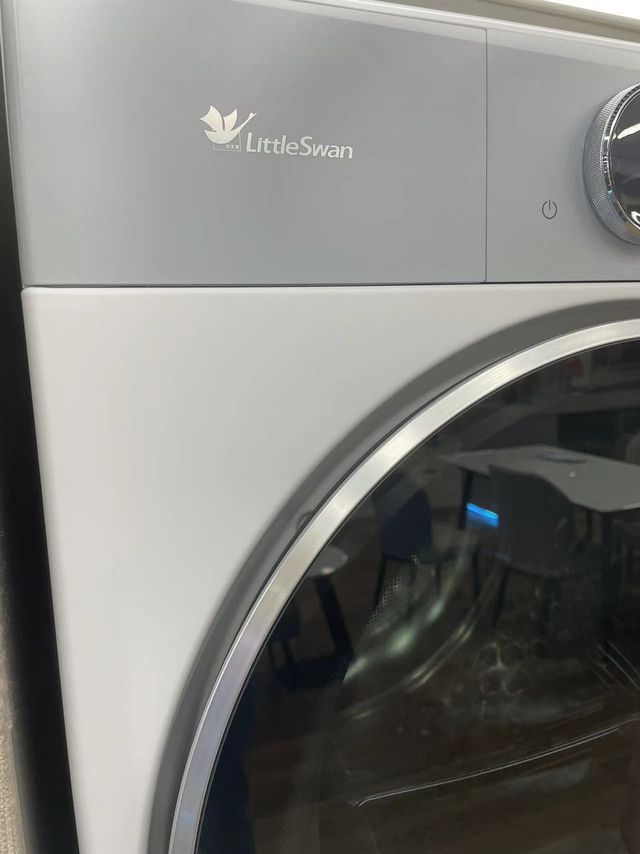 有了小天鹅烘干机，刮风下雨都不怕衣服不干啦