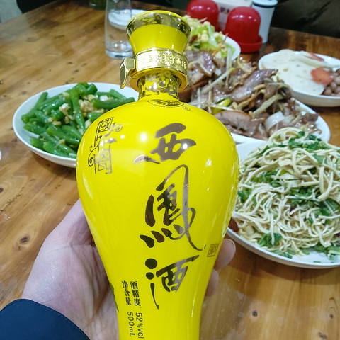 用两瓶2012年的国花瓷西凤酒30年跨年