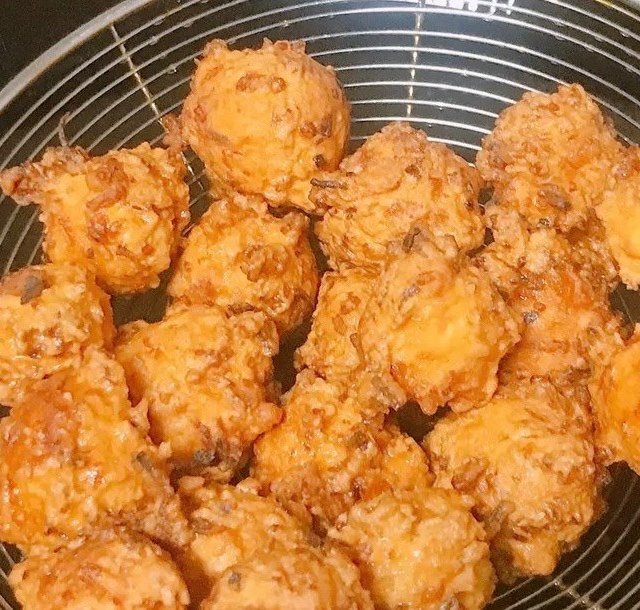 回忆小时候过年的味道，炸丸子、炸果子、红豆沙馒头···物质虽不丰富，但一家人其乐融融