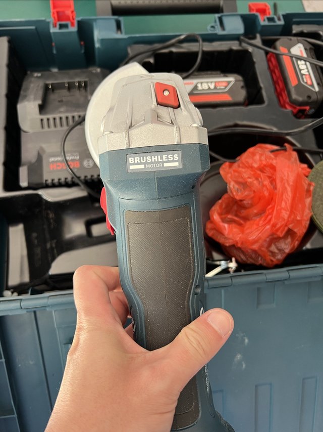 斥巨资买了套博世角磨机，这下停车再也不怕被锁轮胎了！