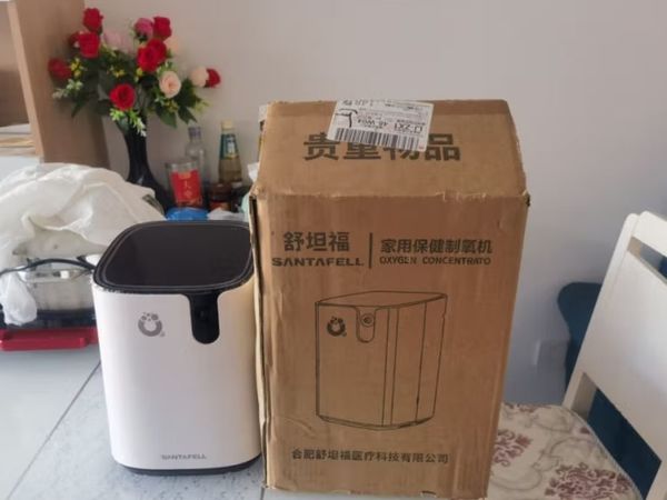 送给老人吸氧的氧气机。