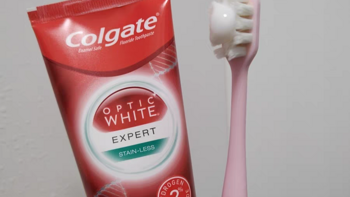 高露洁光感白美白牙膏：白金级的口腔护理