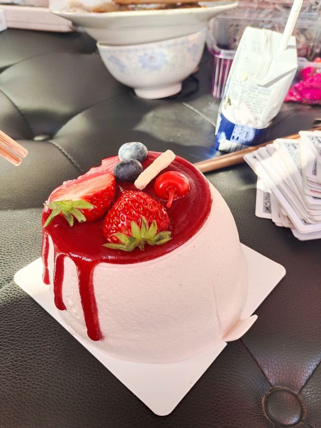 过年就要吃蛋糕～又香又甜的草莓小蛋糕尊嘟很好吃！