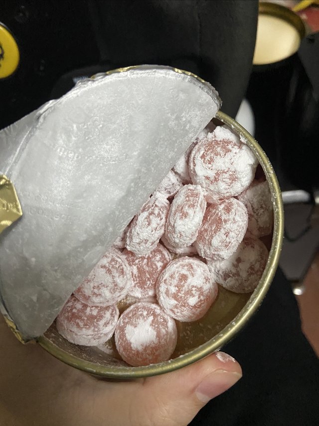 这个糖真的是我家常备的利口糖,酸甜果香浓郁,里面还包浆