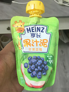 一口一袋的辅食果泥还挺好吃