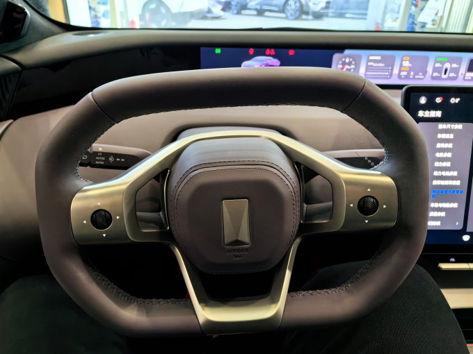 极氪轿车