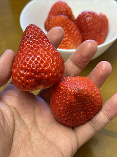 又到吃大草莓的季节了