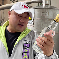 北京自酿南路烧酒为基酒，再加入各种名贵原料才酿出来的菊花白酒 