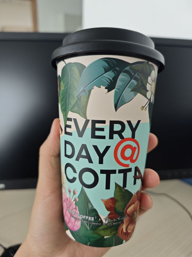 酷迪送的这个咖啡杯真是好看呢！