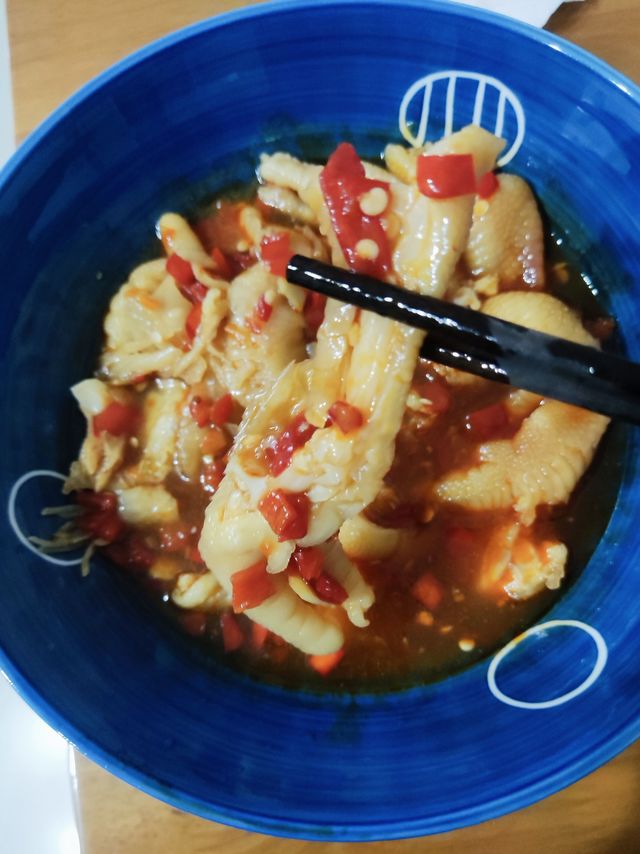 美味的良品铺子柠檬酸辣无骨鸡爪