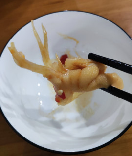 美味的良品铺子柠檬酸辣无骨鸡爪