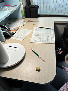新款京东京造儿童学习书桌，降本增效玩儿的溜