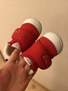 临近过年终于给宝宝买了一双合脚的鞋子