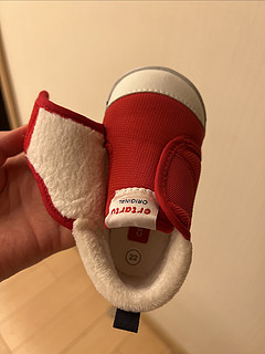 临近过年终于给宝宝买了一双合脚的鞋子