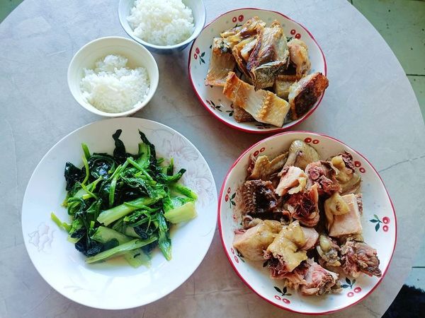 又吃腊味了，自己做的腊鱼和风干鸡